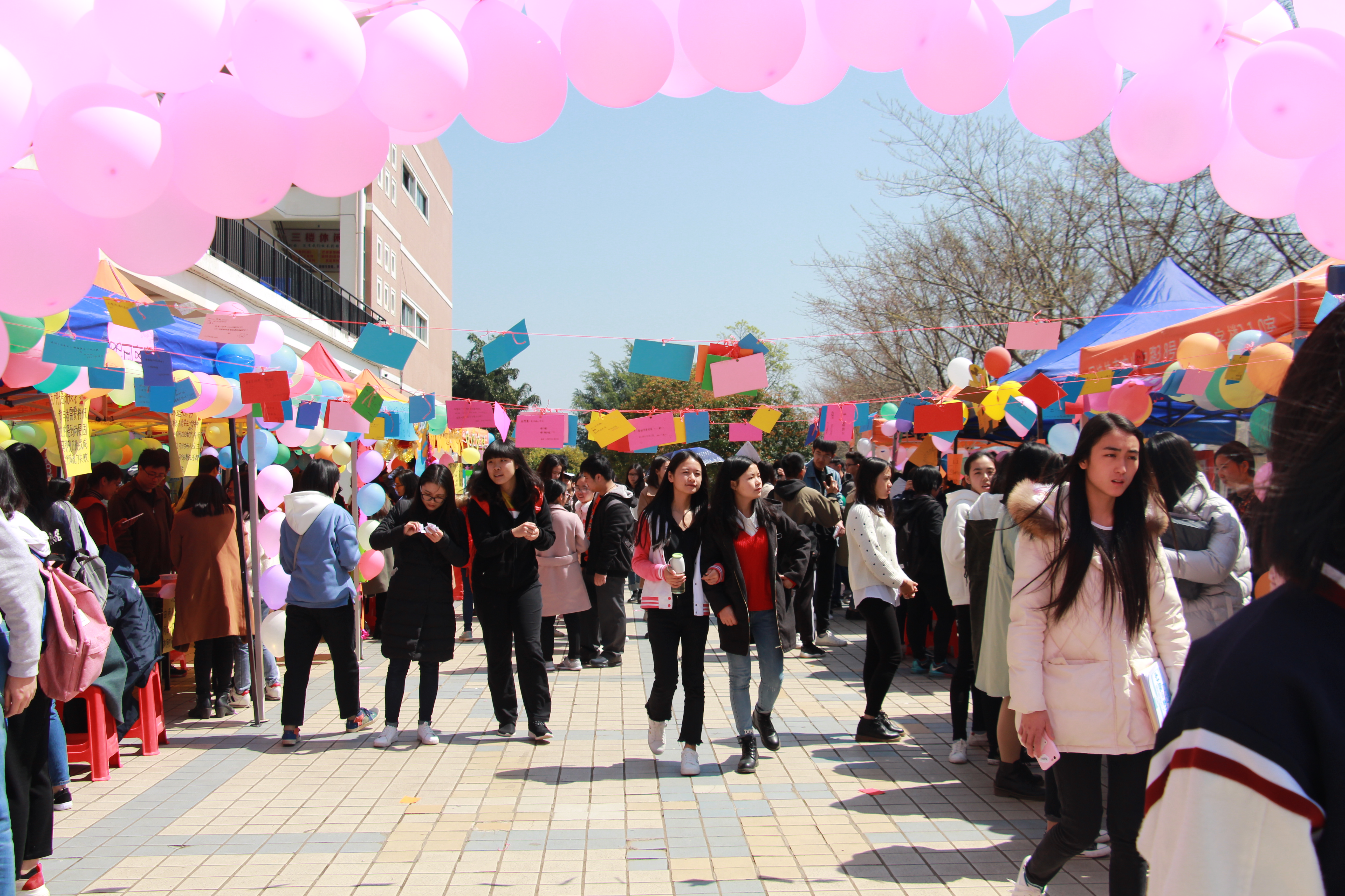 3月9日,一号食堂前的女生小巷传来阵阵欢笑声,女生小巷娱乐活动吸引了