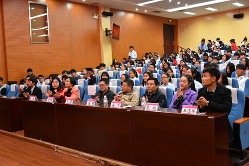学院领导老师与同学们一同观看
