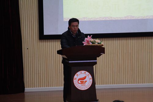 学院党委书记金飞在颁奖典礼上致辞